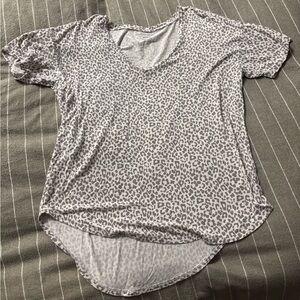 American Eagle Outfitters Gray Animal Print Short Sleeve Top
